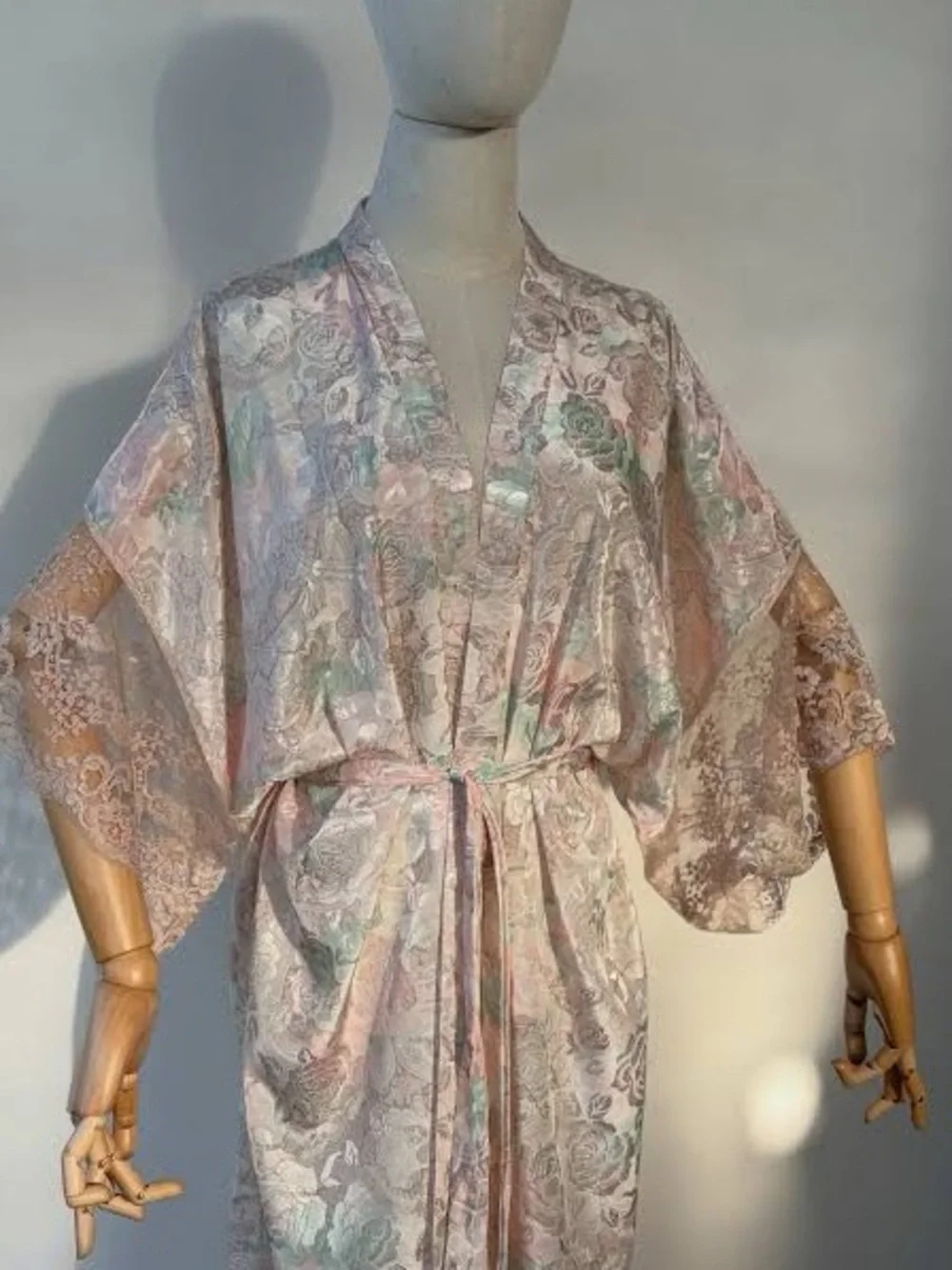 Lucie Ann Vintage Floral and Lace Robe